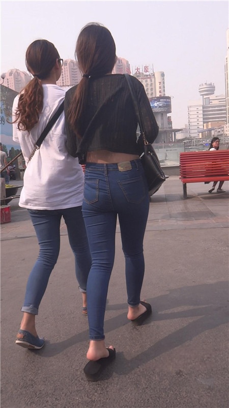 蓝色牛仔长裤紧身美女[504M/MP4]