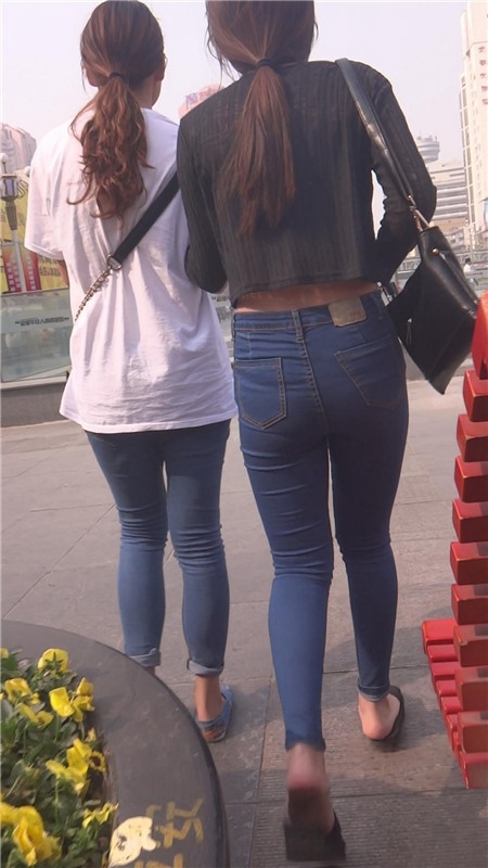 蓝色牛仔长裤紧身美女[504M/MP4]