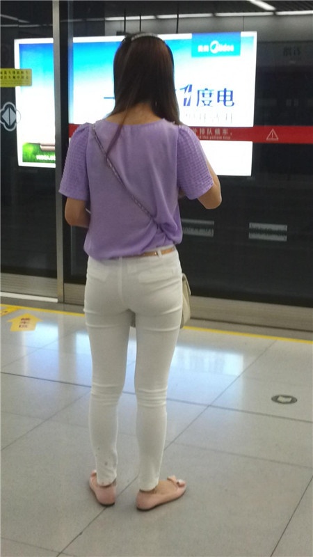 紫衣紧身白裤妹子[186M/MP4]
