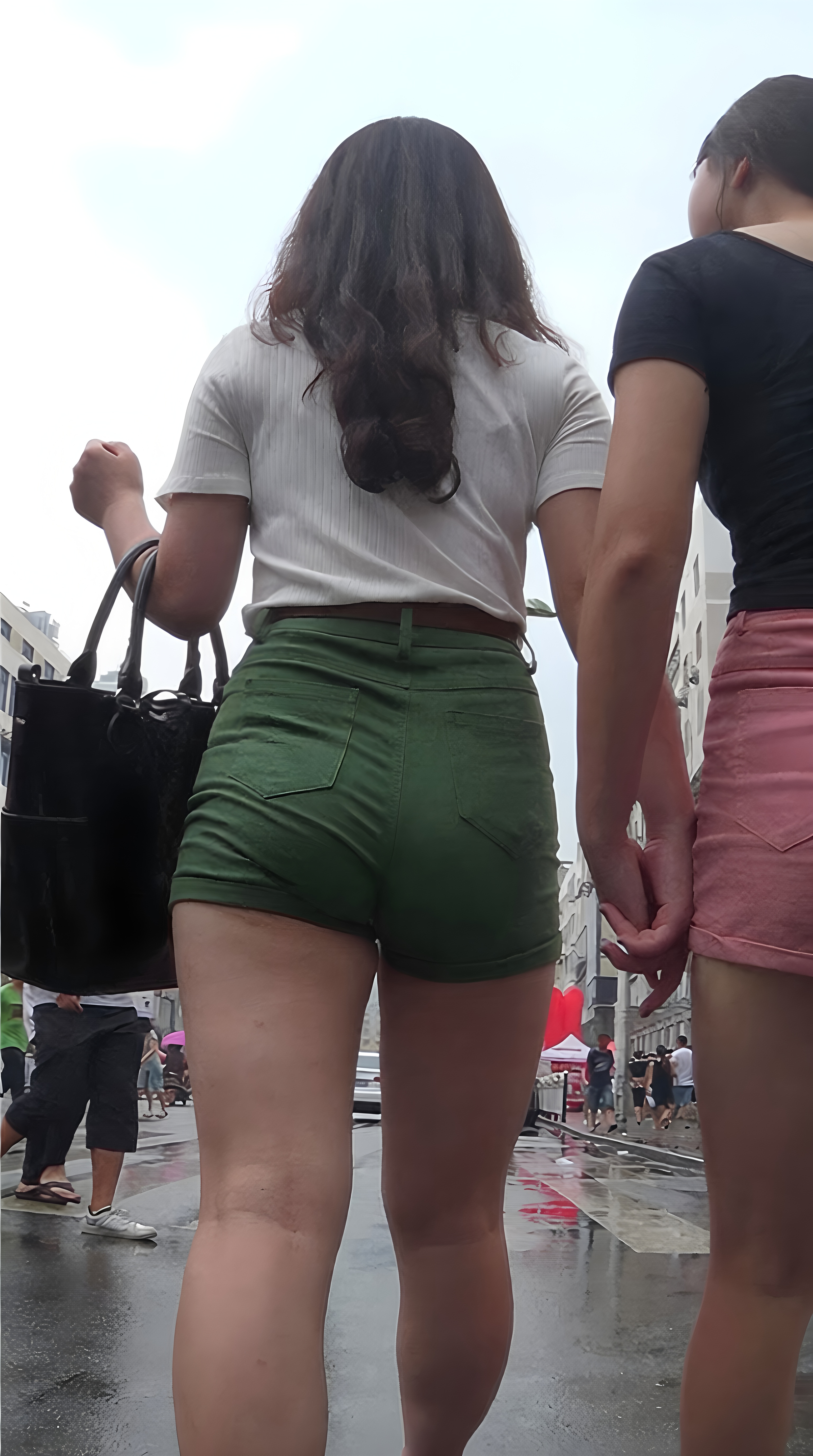 热裤紧身丰满美女[295M/MP4]