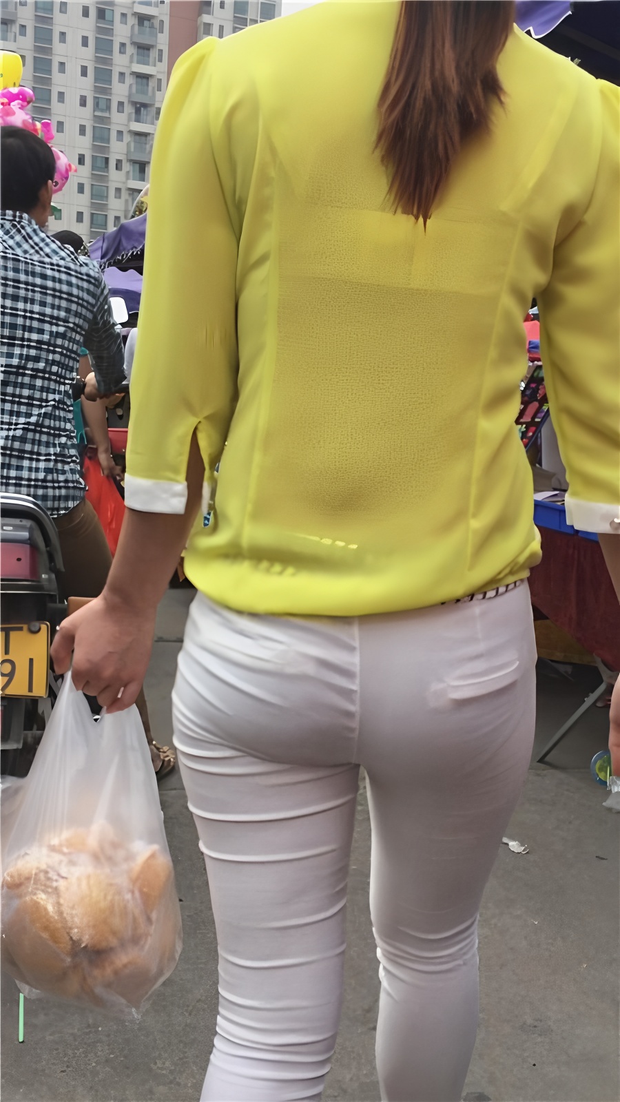 黄衣白裤紧身妹[465M/MP4]