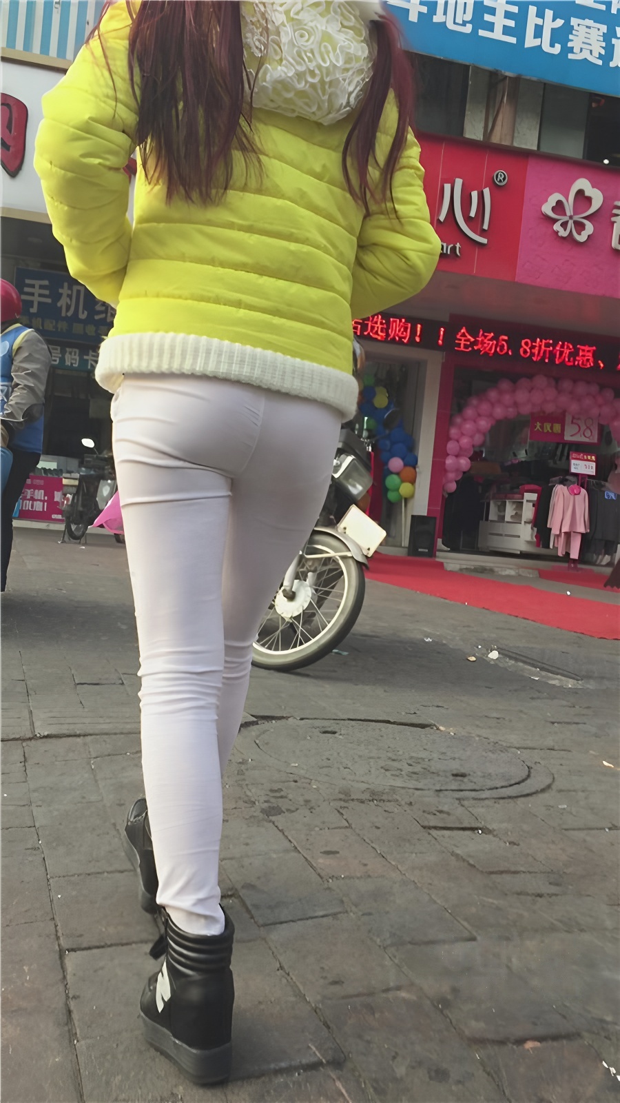 紧身白裤小姐姐[170M/MP4]