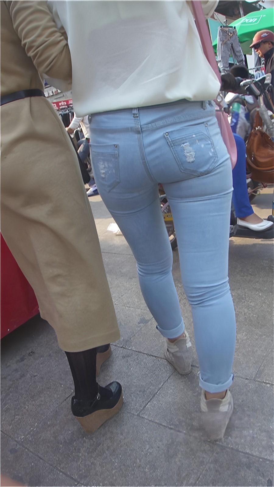 白衣牛仔紧身妹[204M/MP4]