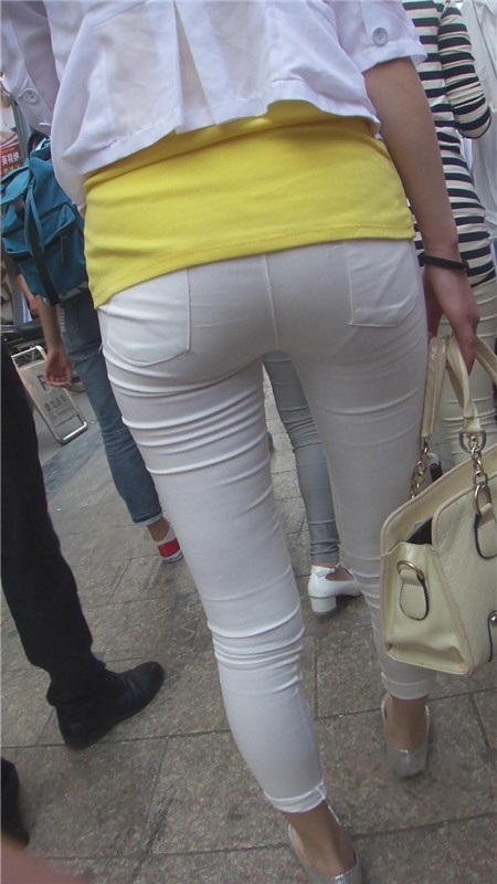 白色紧身裤美女[232M/MP4]