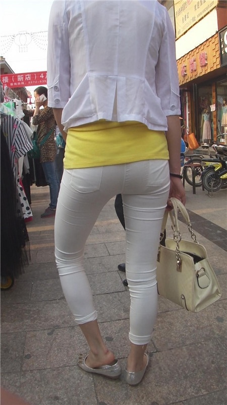 白色紧身裤美女[232M/MP4]