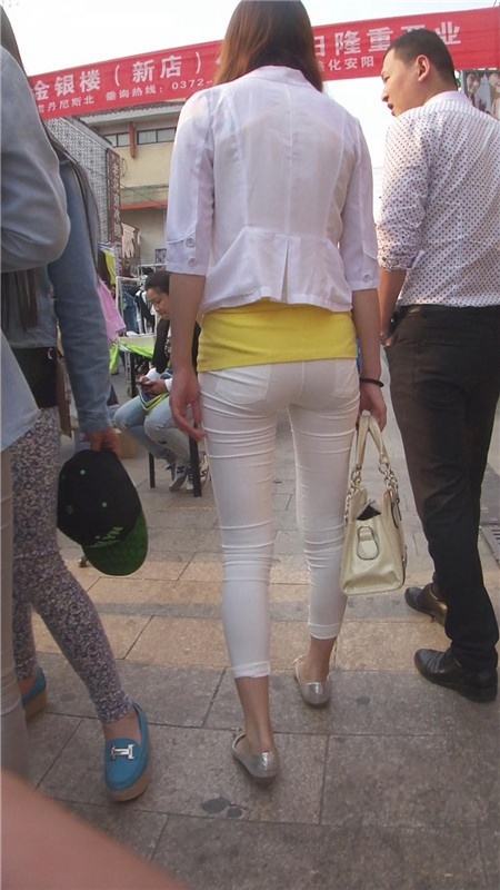 白色紧身裤美女[232M/MP4]