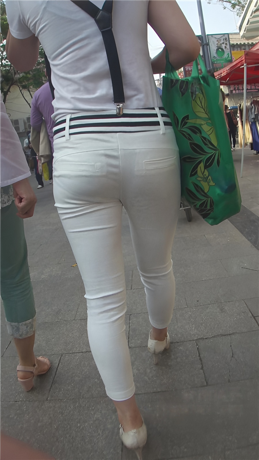 白裤紧身小美女[360M/MP4]