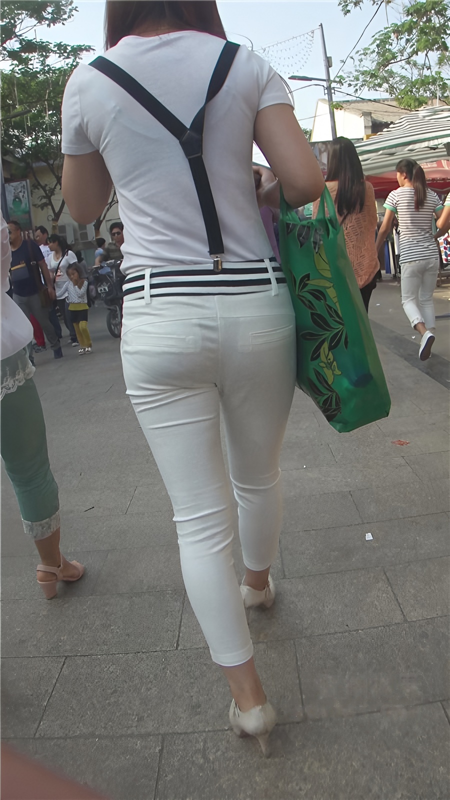 白裤紧身小美女[360M/MP4]