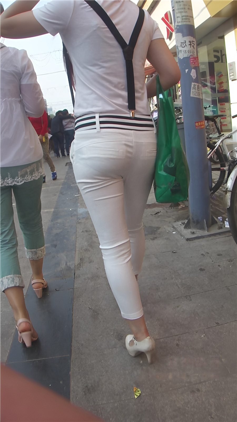 白裤紧身小美女[360M/MP4]