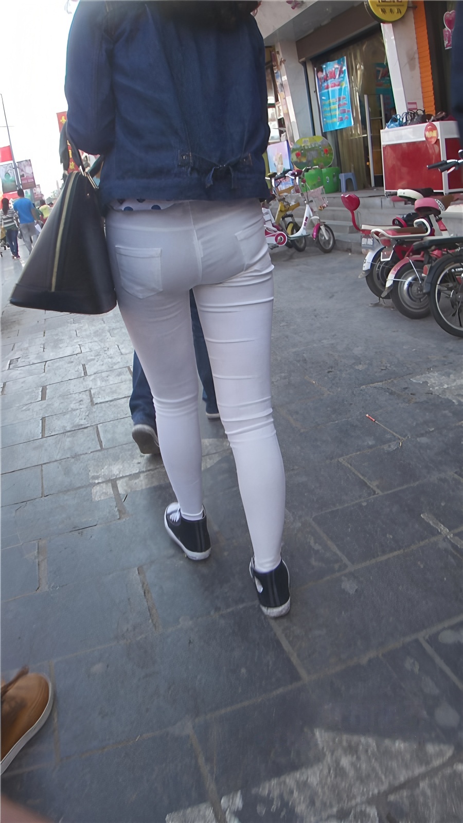 白裤小妹[99M/MP4]