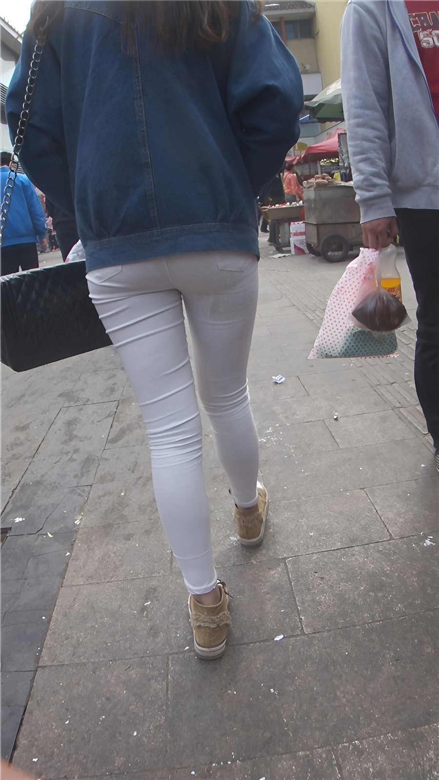 牛仔白裤妹子[169M/MP4]