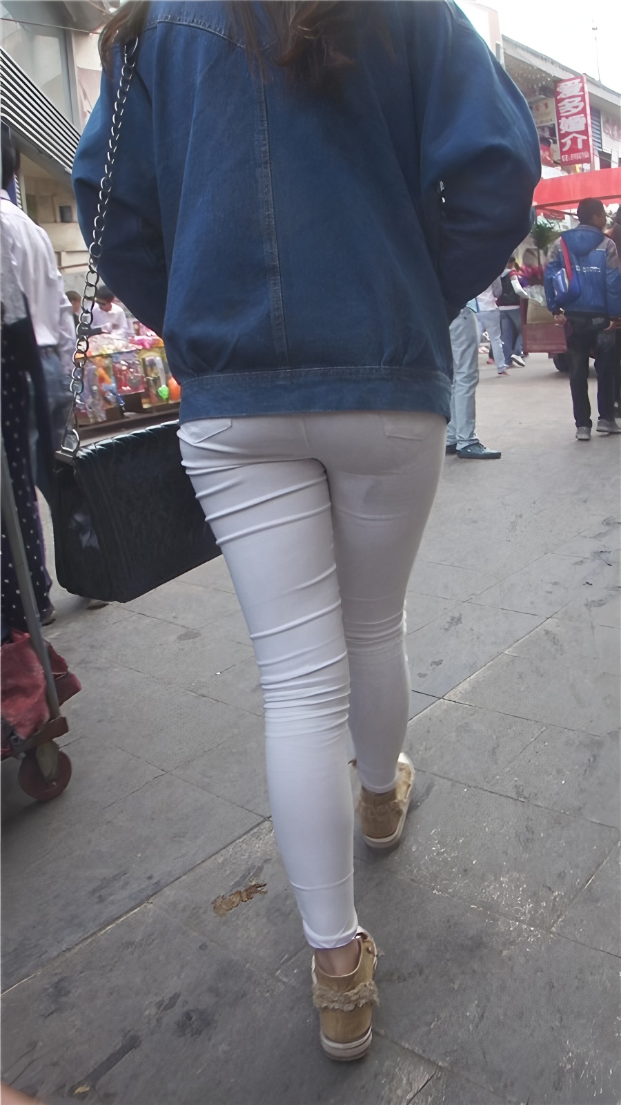 牛仔白裤妹子[169M/MP4]