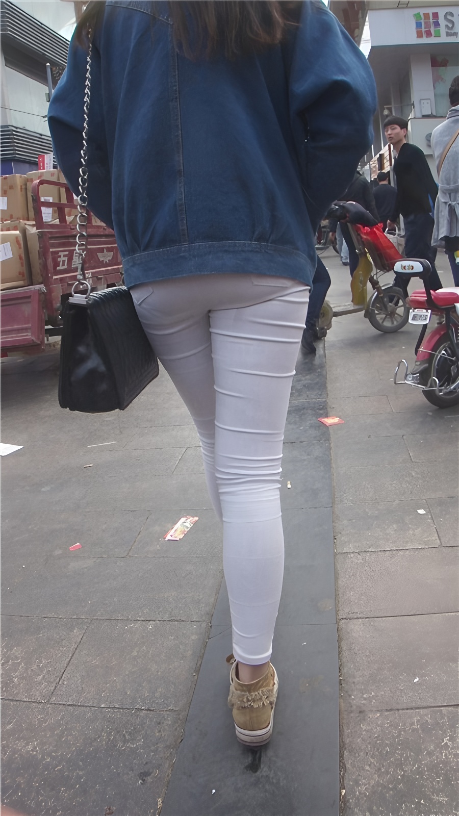 牛仔白裤妹子[169M/MP4]