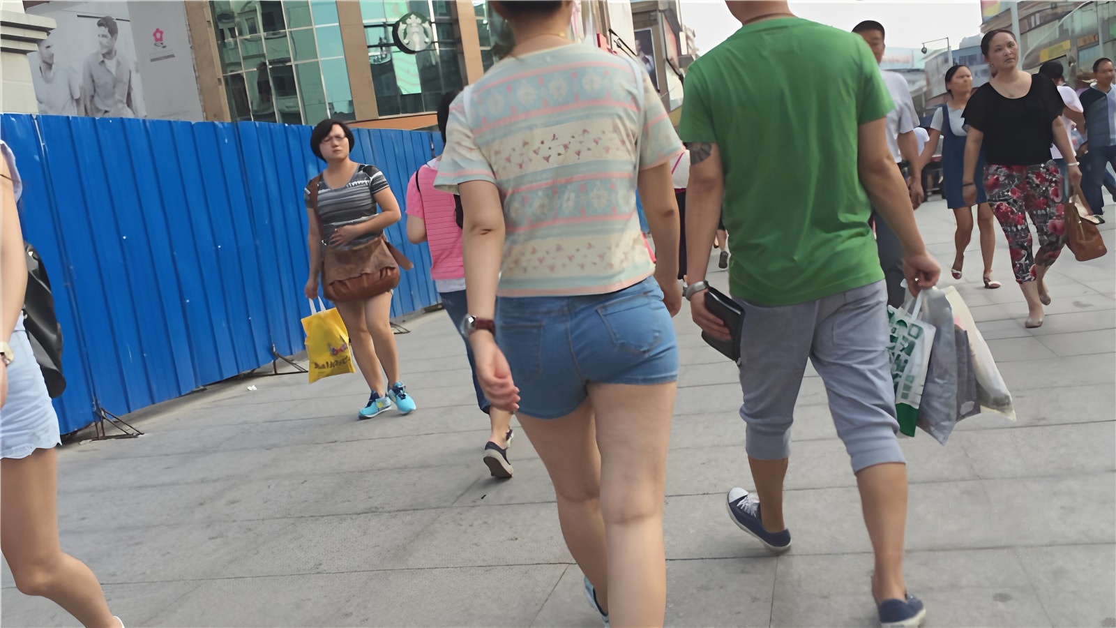 热裤牛仔妹[117M/MP4]