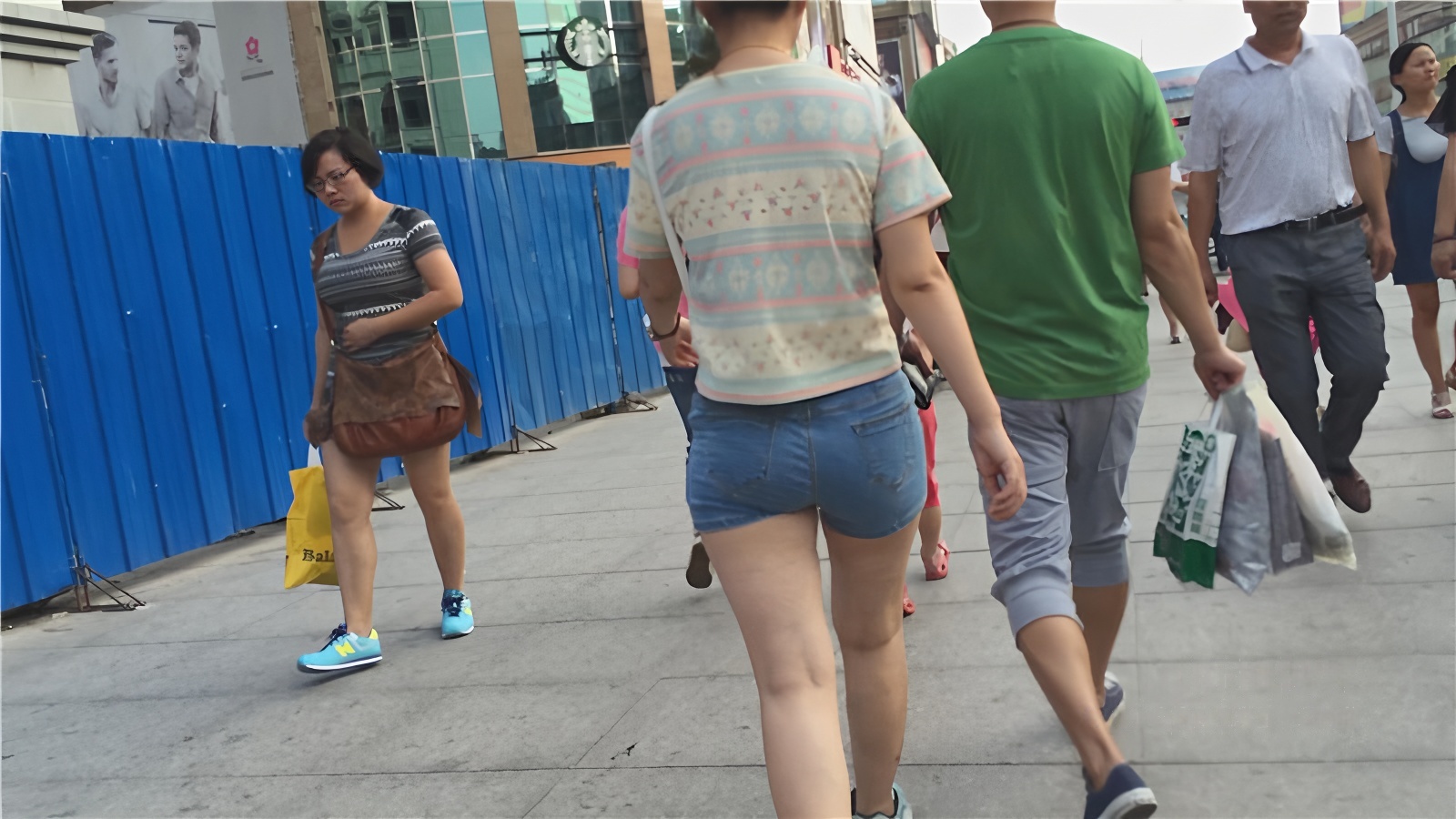 热裤牛仔妹[117M/MP4]