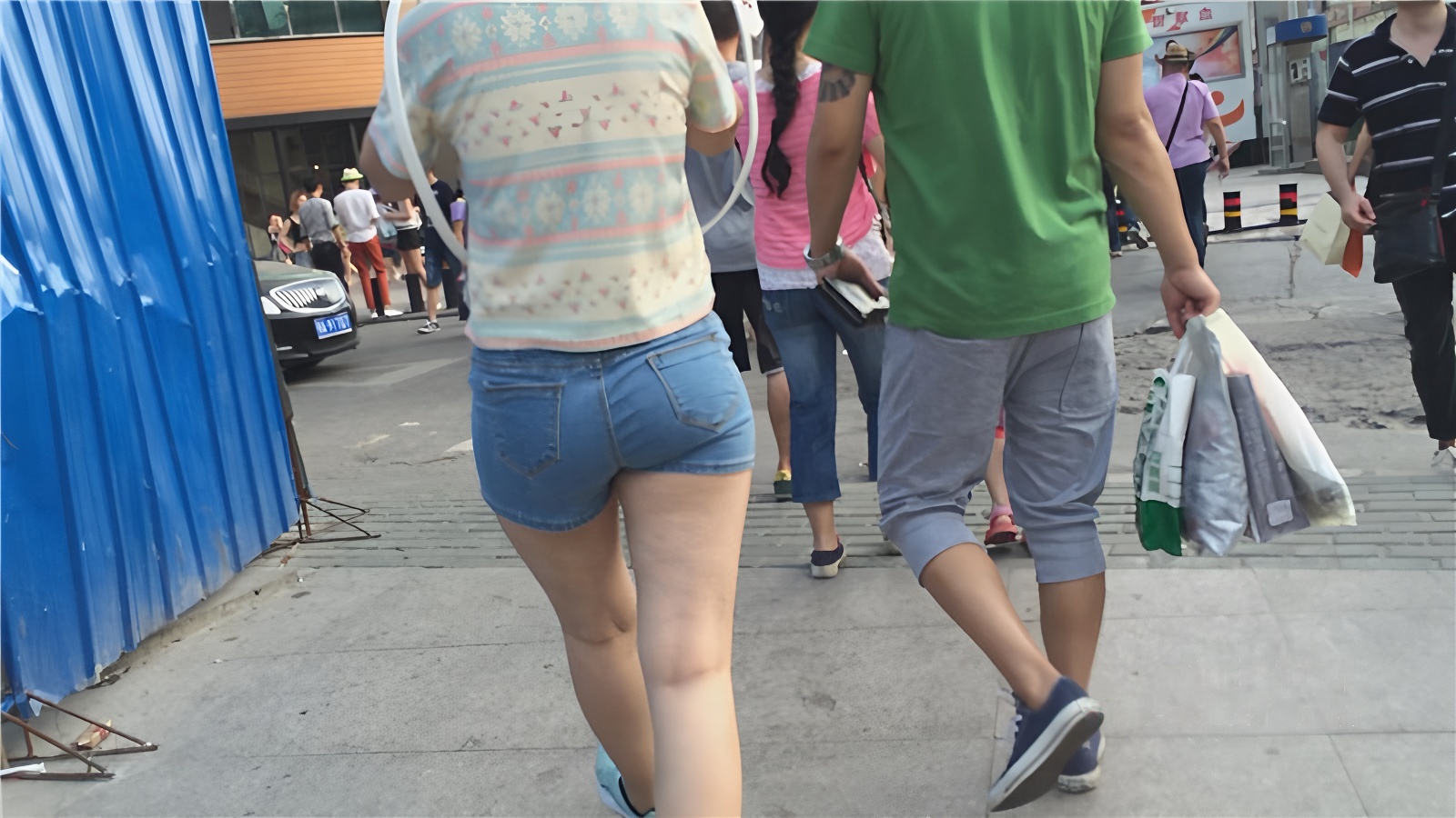 热裤牛仔妹[117M/MP4]