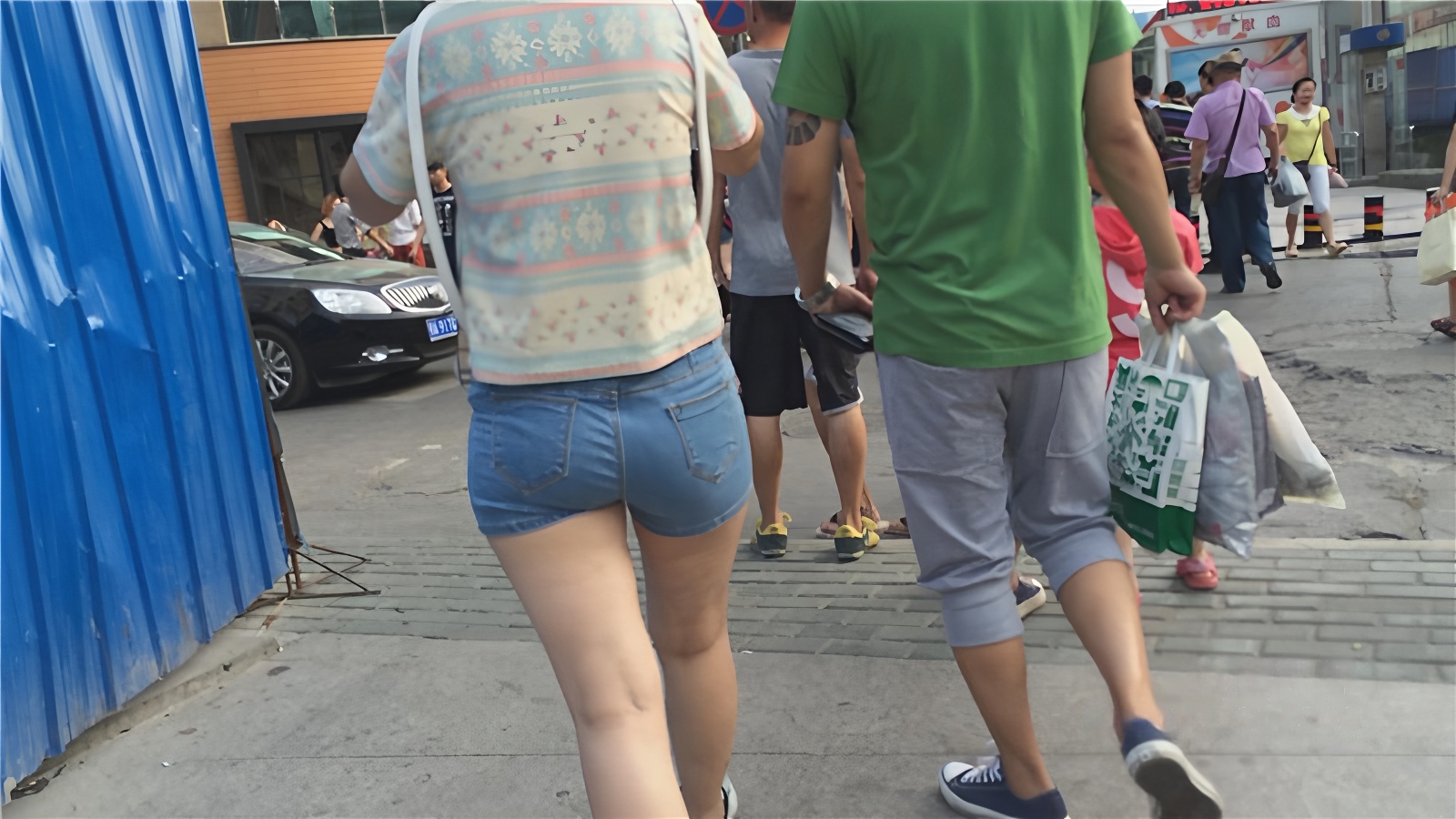 热裤牛仔妹[117M/MP4]