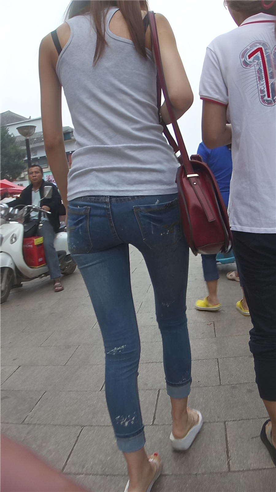 牛仔裤妹子[152M/MP4]