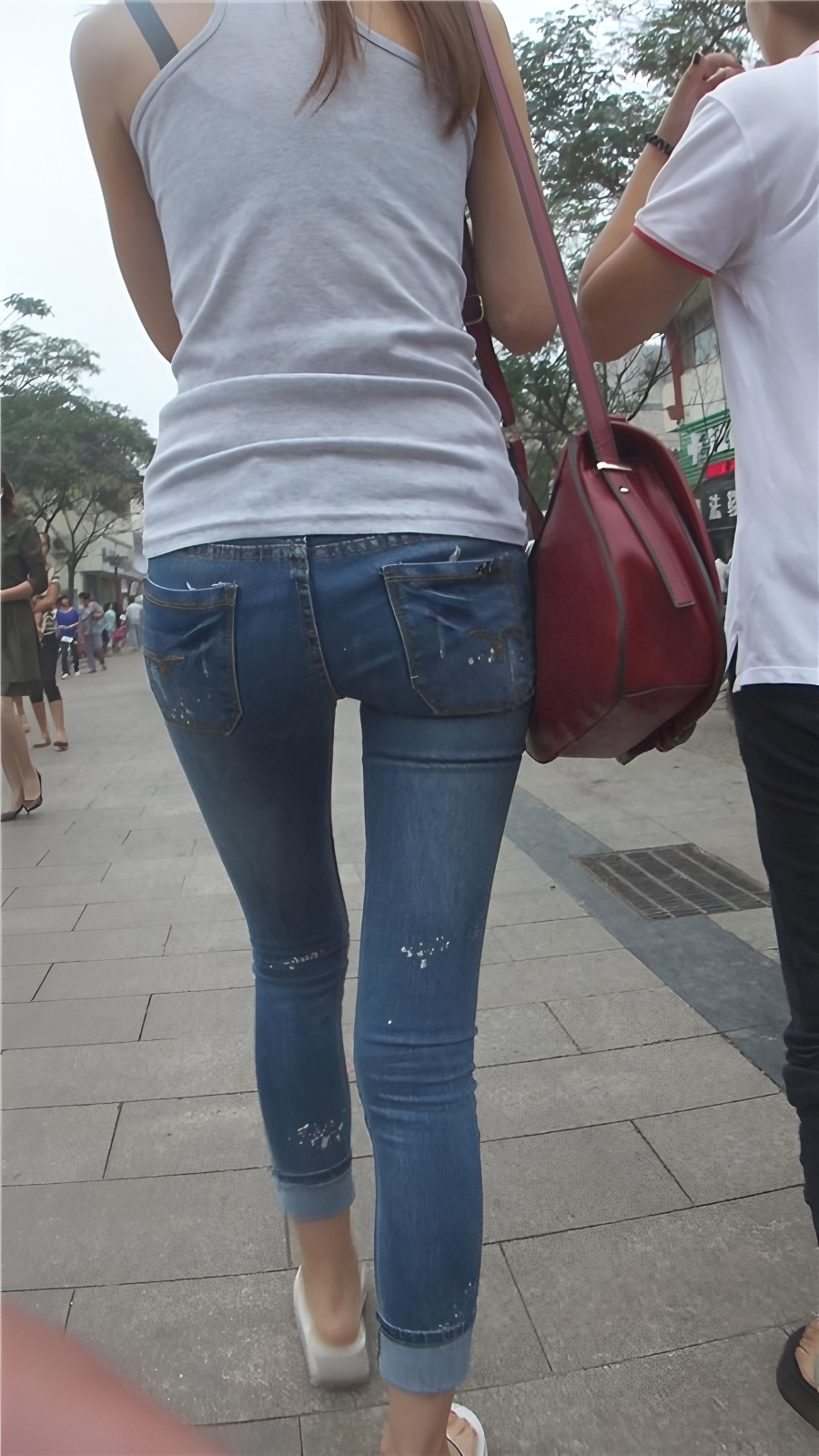 牛仔裤妹子[152M/MP4]