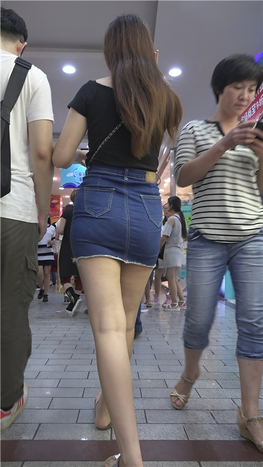 模拍高腰牛仔包臀裙美女[989M/MP4]