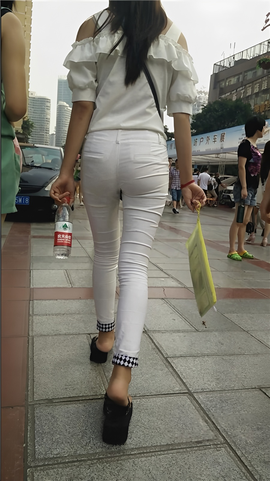 白衣白裤紧身妹子[310M/MP4]