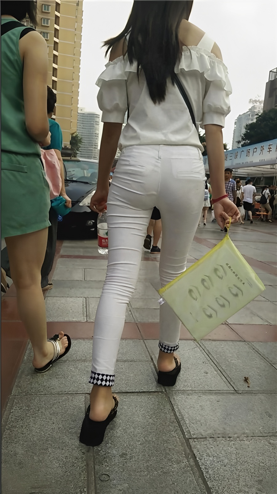 白衣白裤紧身妹子[310M/MP4]