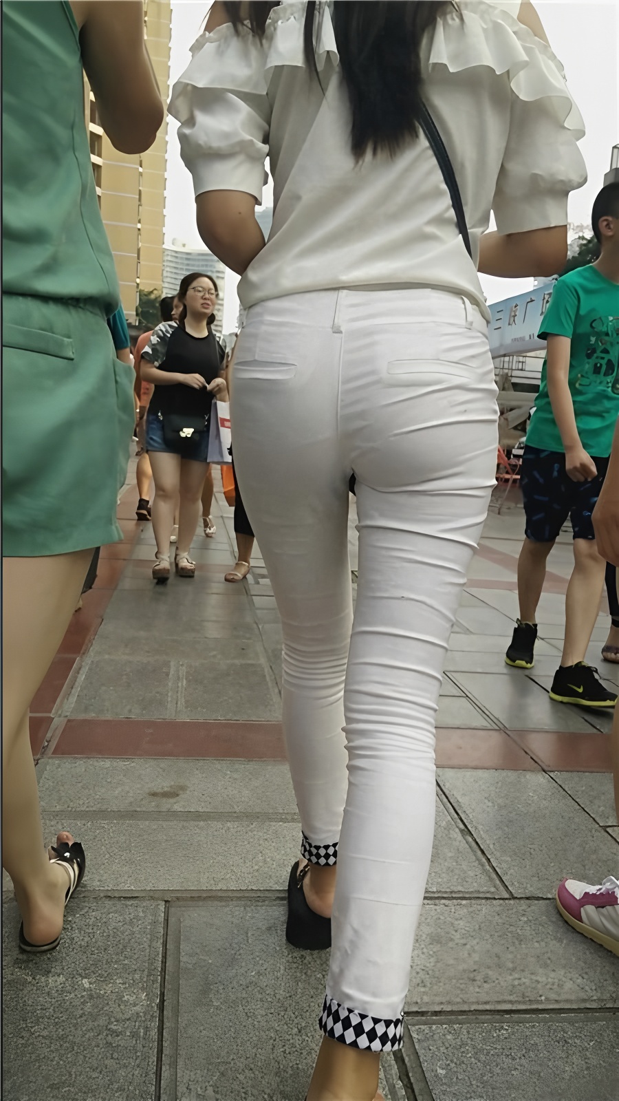 白衣白裤紧身妹子[310M/MP4]