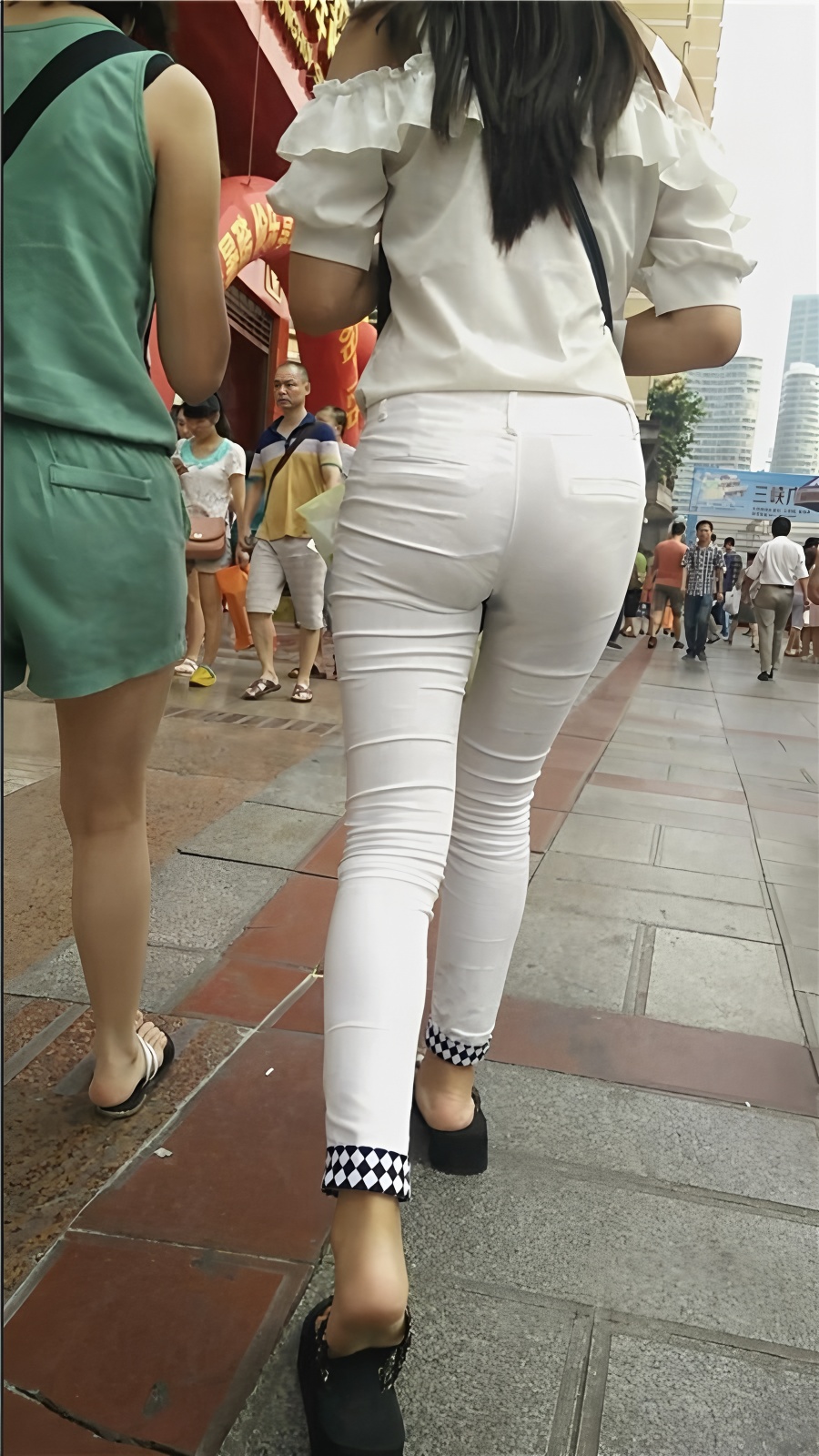 白衣白裤紧身妹子[310M/MP4]