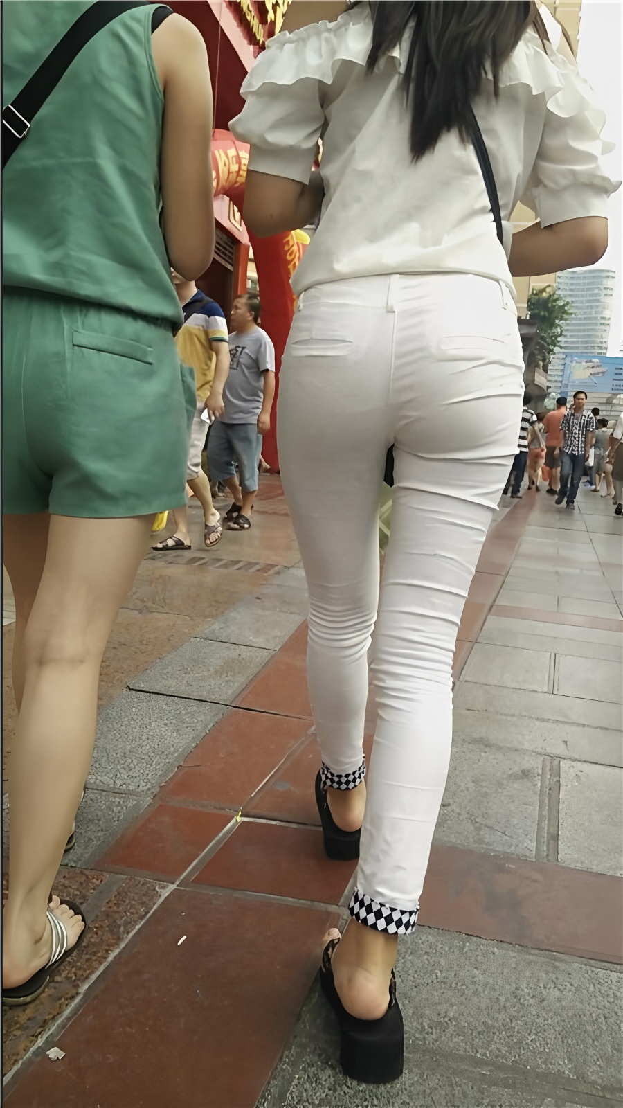 白衣白裤紧身妹子[310M/MP4]