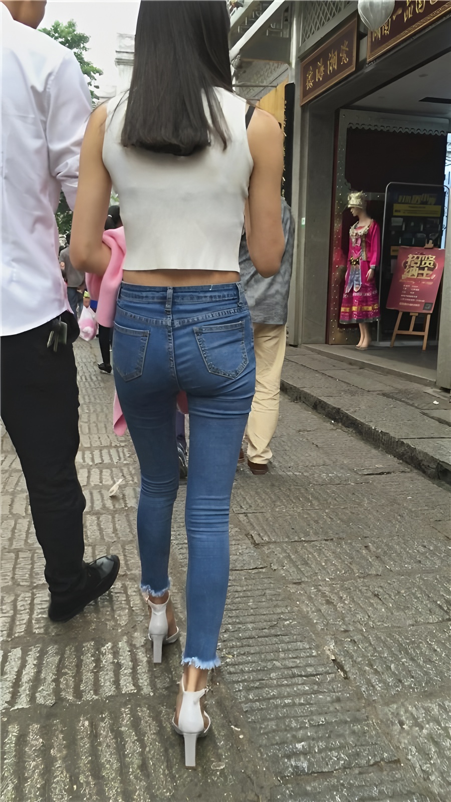 露腰紧身牛仔裤美女[1.57G/MP4]