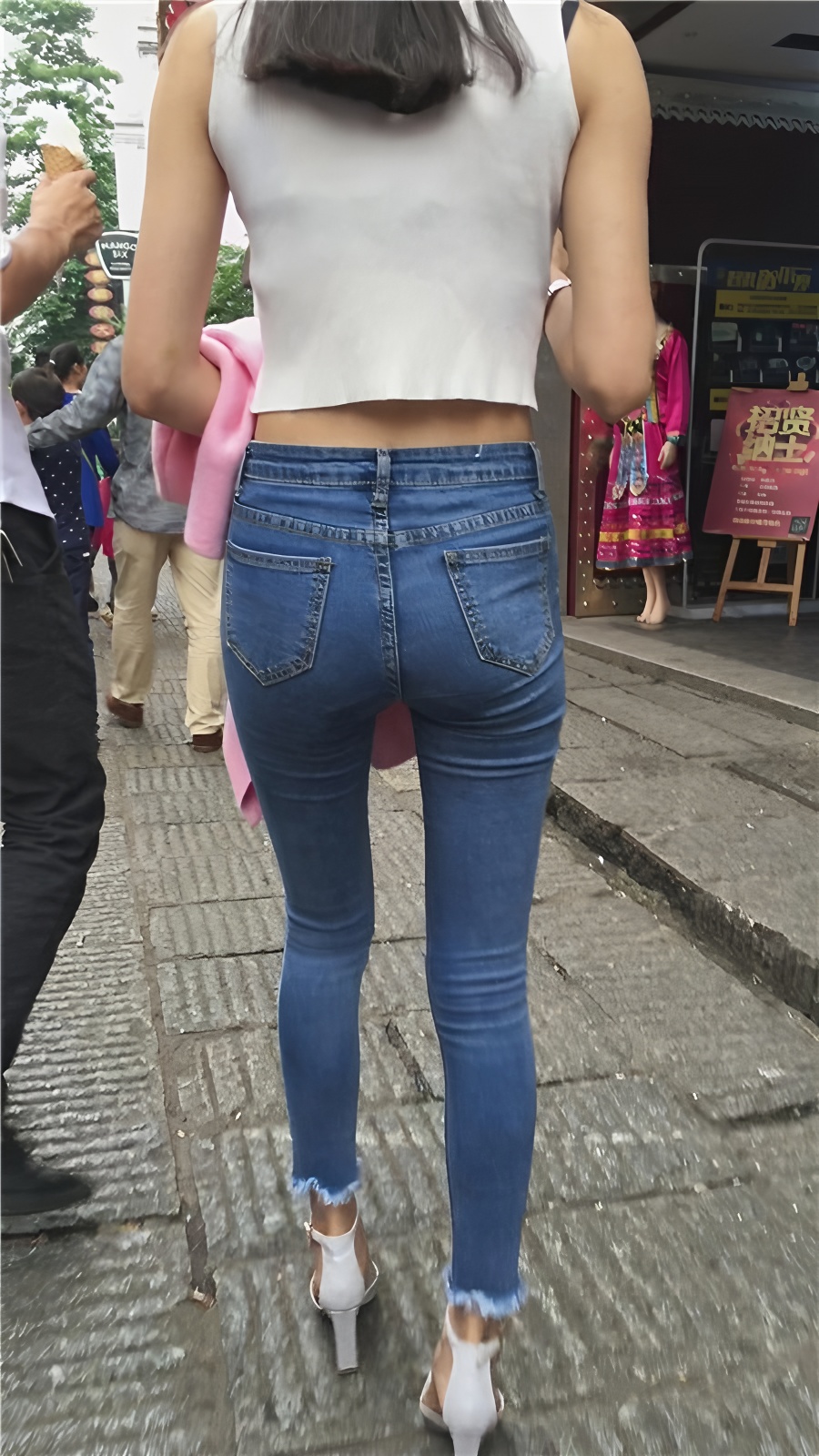 露腰紧身牛仔裤美女[1.57G/MP4]