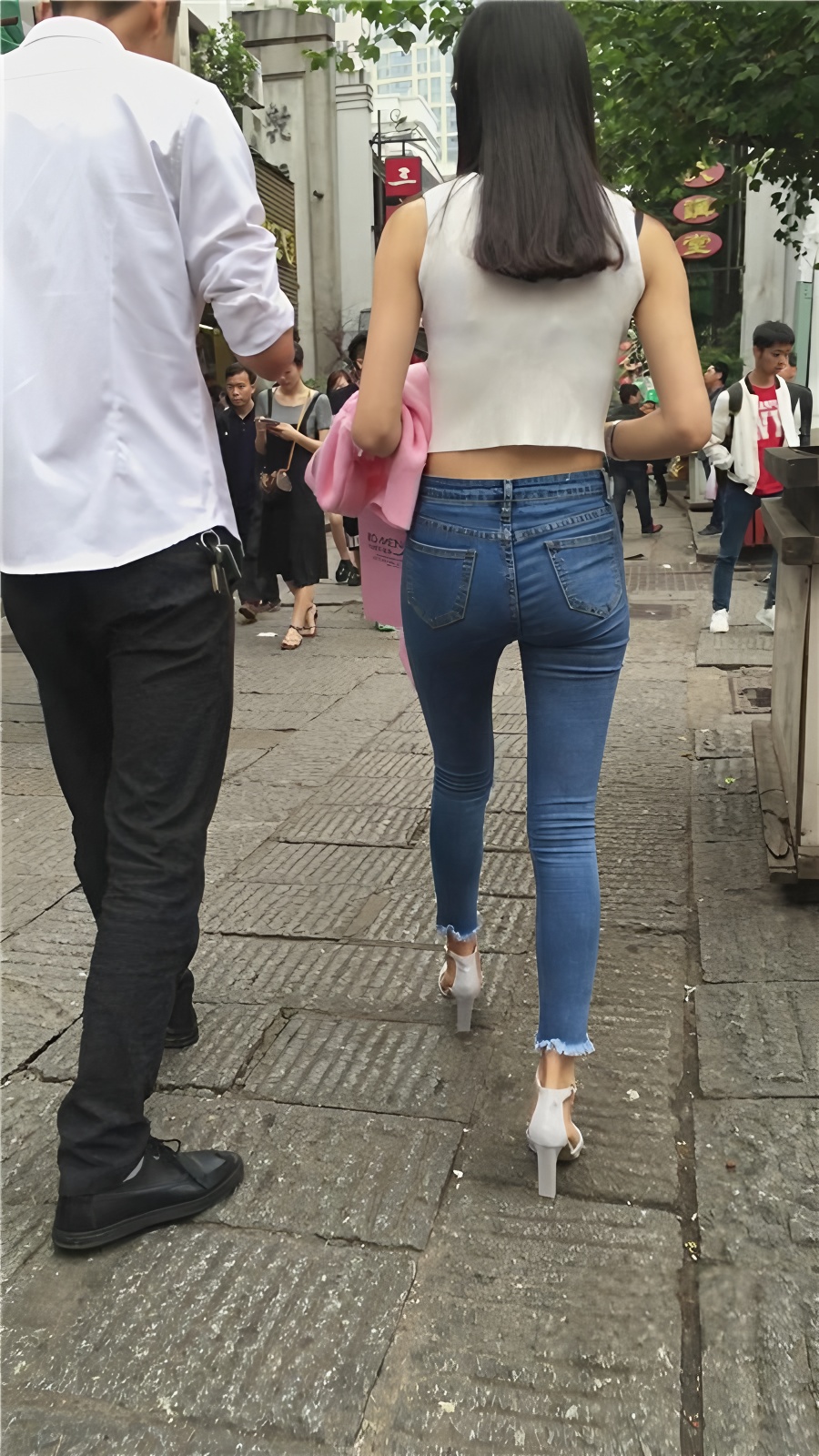 露腰紧身牛仔裤美女[1.57G/MP4]