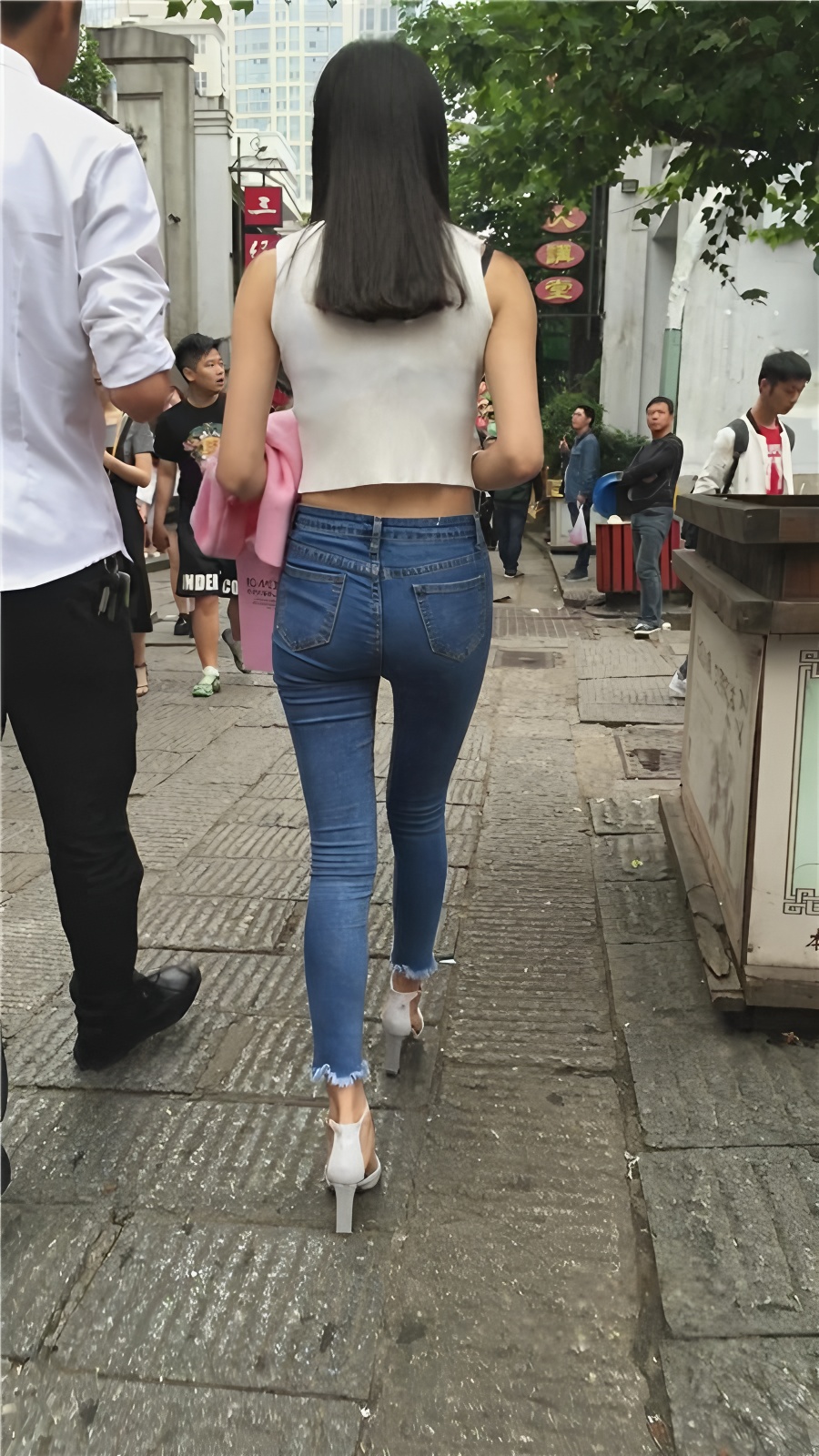 露腰紧身牛仔裤美女[1.57G/MP4]