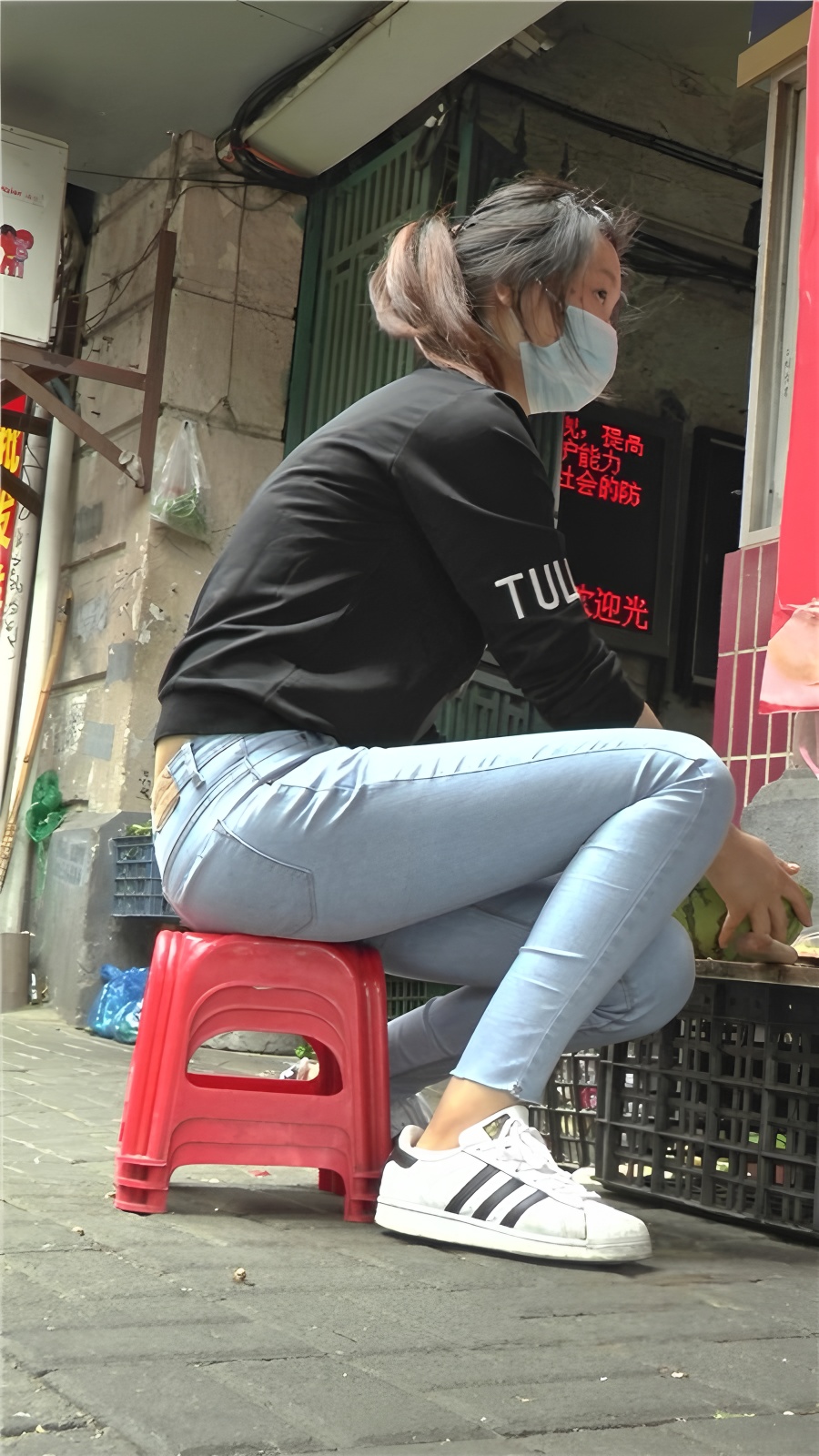 切西瓜的牛仔裤妹子[1.09G/MP4]