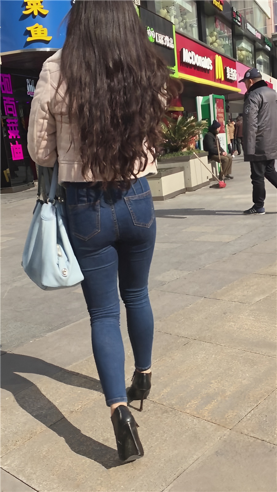 紧身牛仔裤长发妹子[584M/MP4]