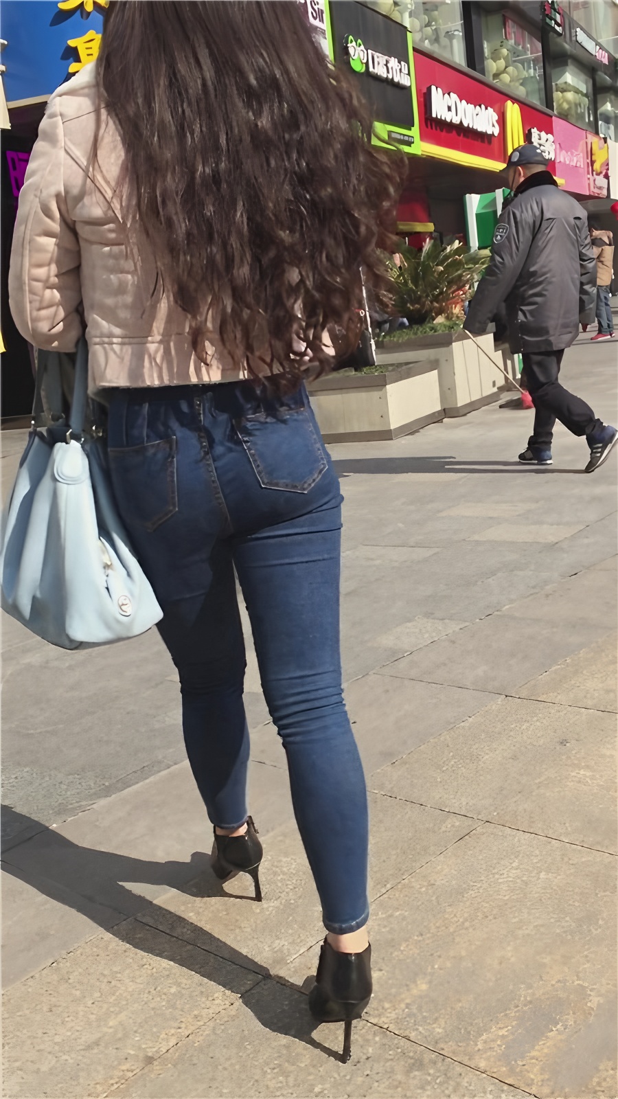 紧身牛仔裤长发妹子[584M/MP4]