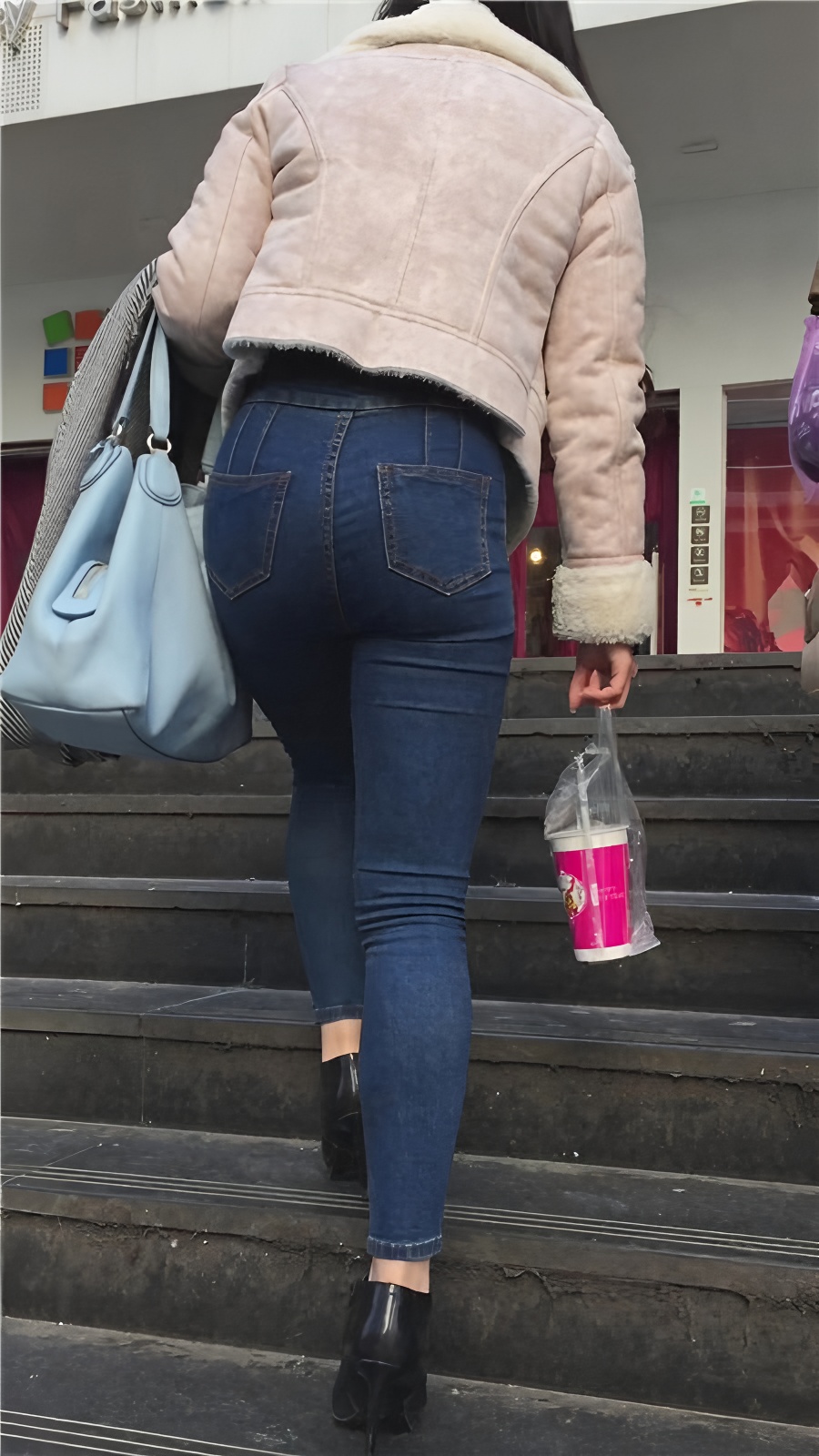 紧身牛仔裤长发妹子[584M/MP4]