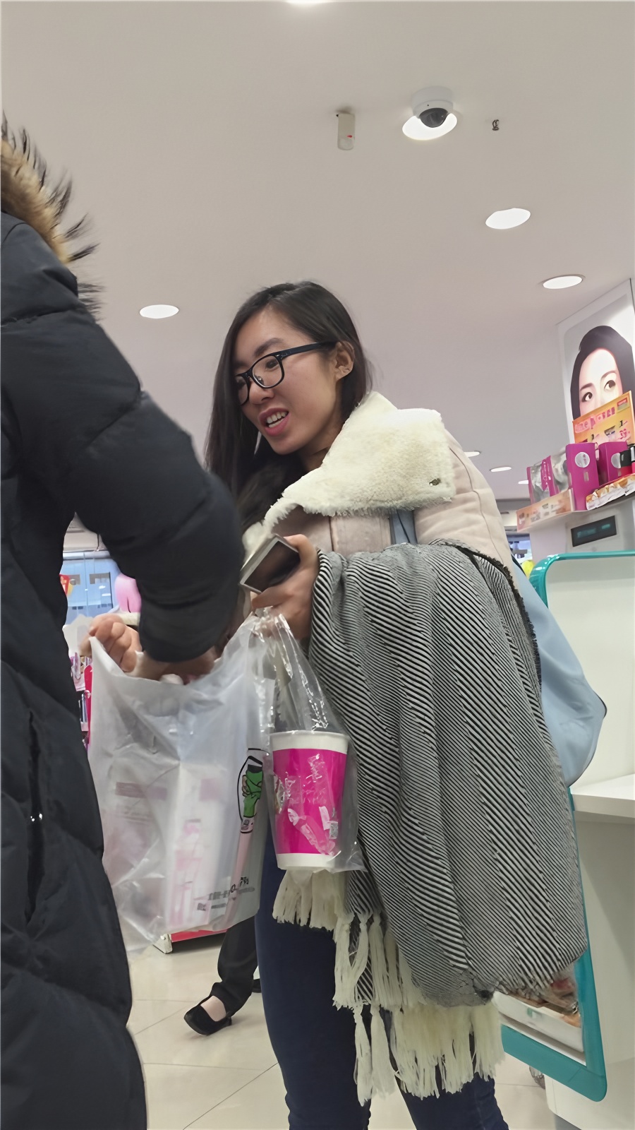 紧身牛仔裤长发妹子[584M/MP4]