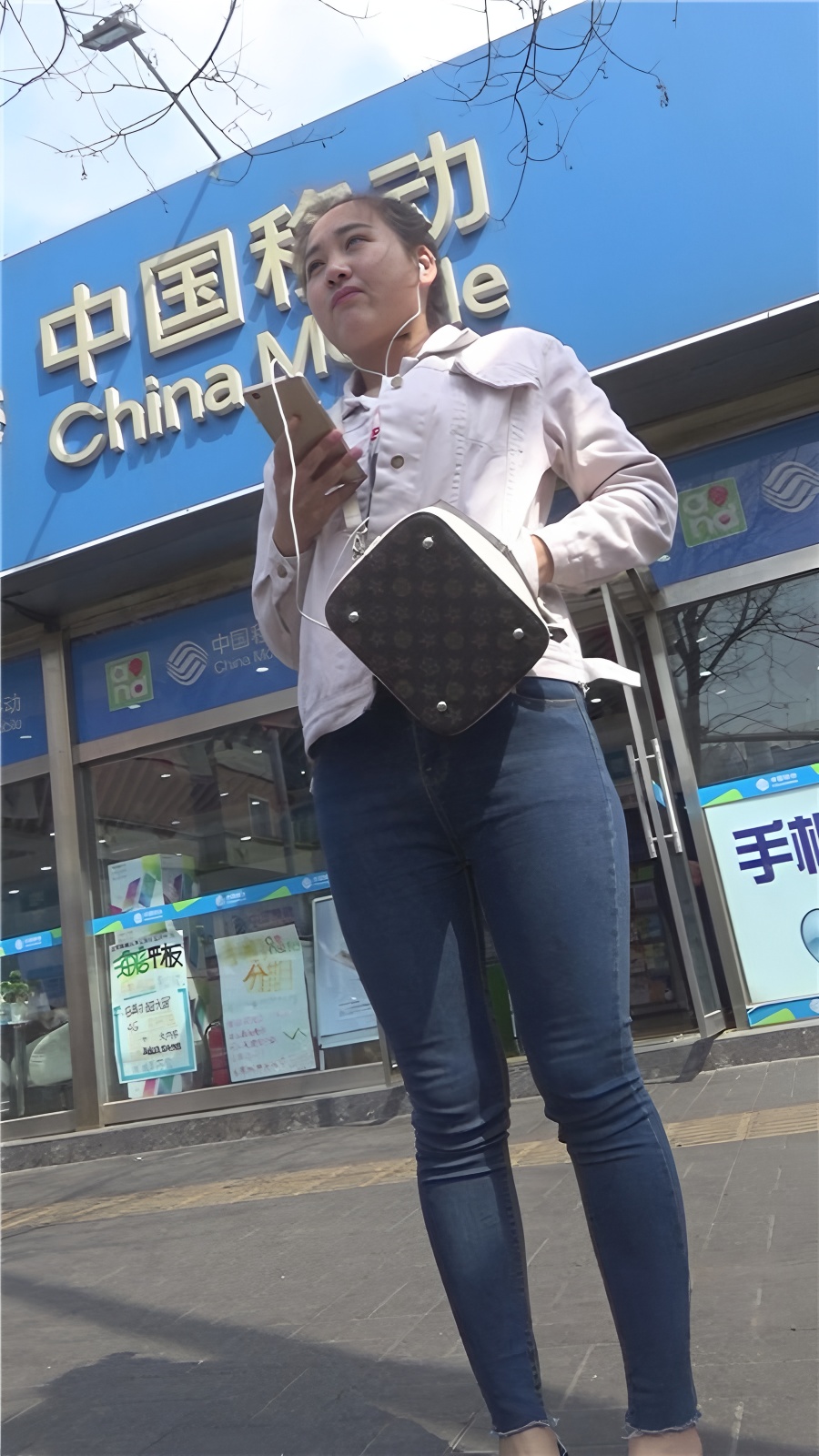 听歌的紧身牛仔小美女[802M/MP4]