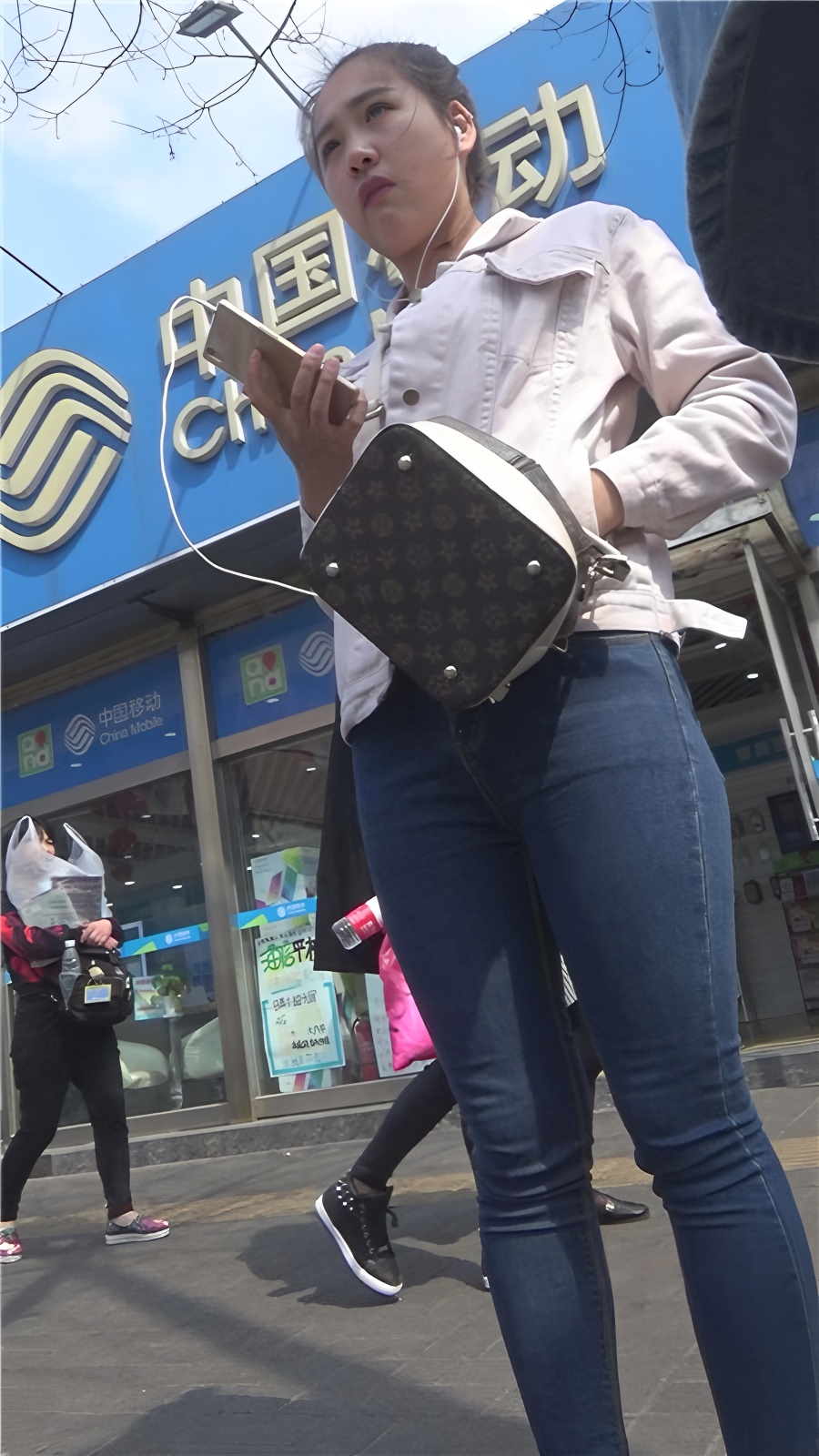 听歌的紧身牛仔小美女[802M/MP4]