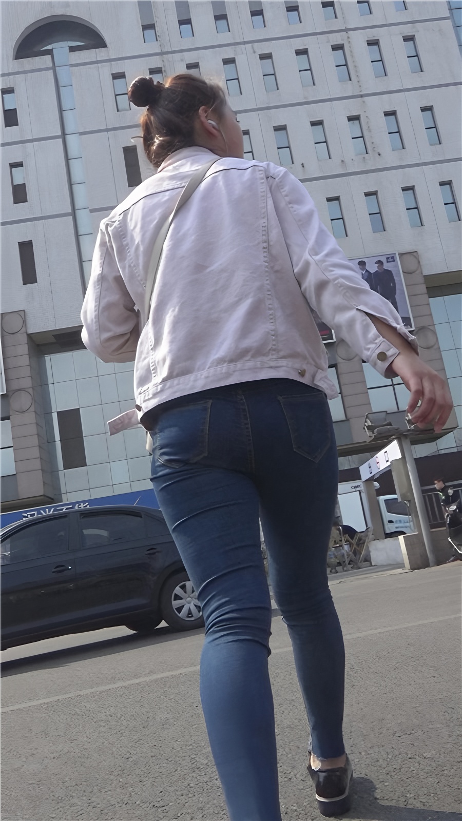 听歌的紧身牛仔小美女[802M/MP4]