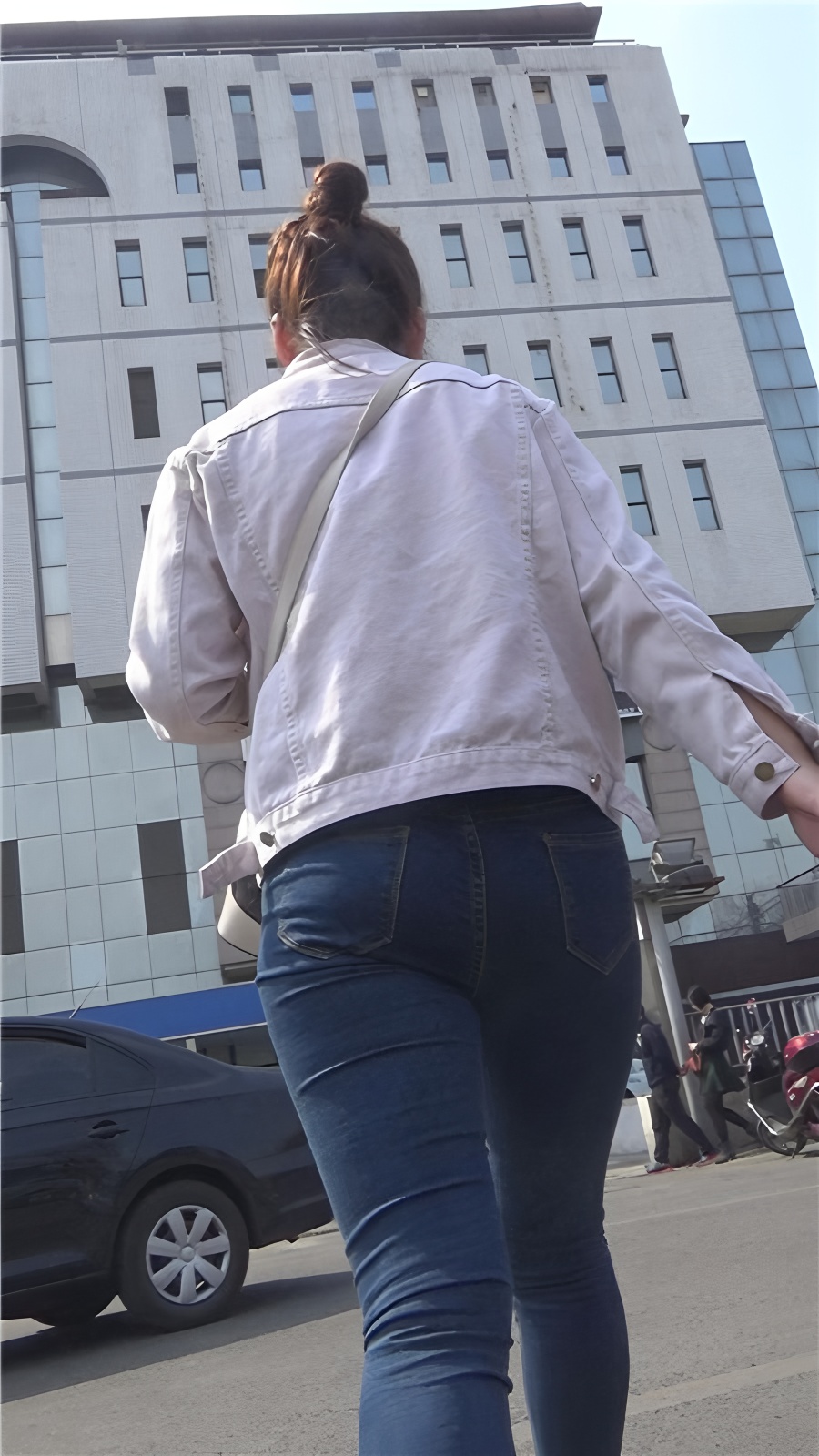 听歌的紧身牛仔小美女[802M/MP4]