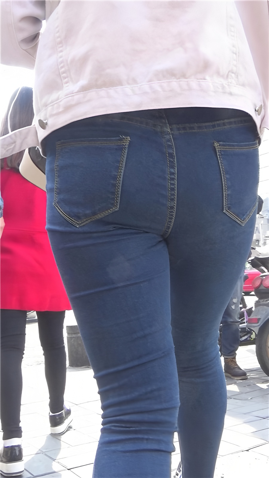 听歌的紧身牛仔小美女[802M/MP4]