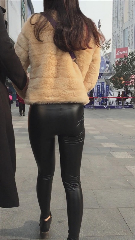 黑色皮裤小美女[187M/MP4]