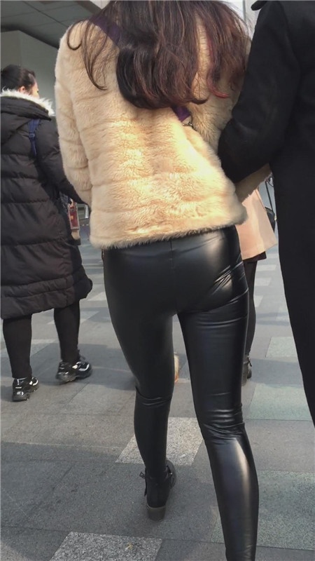 黑色皮裤小美女[187M/MP4]