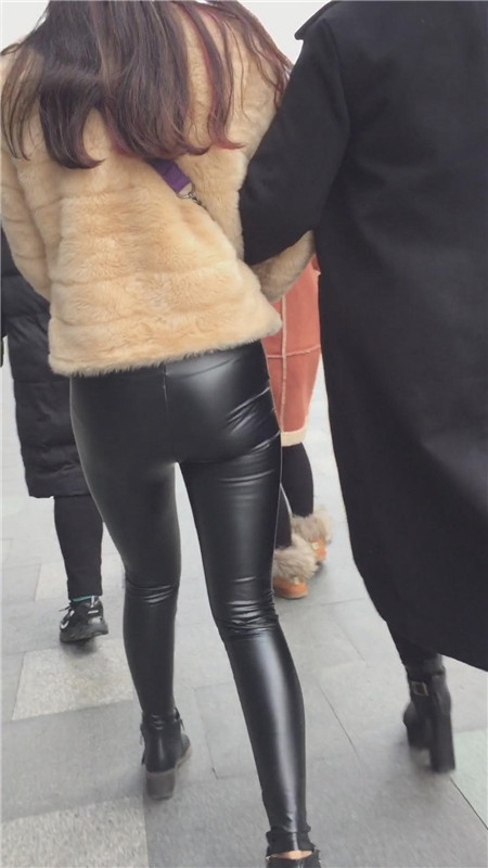 黑色皮裤小美女[187M/MP4]