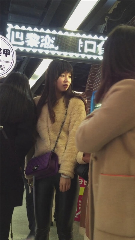 黑色皮裤小美女[187M/MP4]