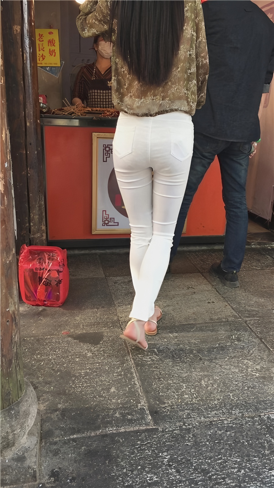 长发白裤美女[494M/MP4]