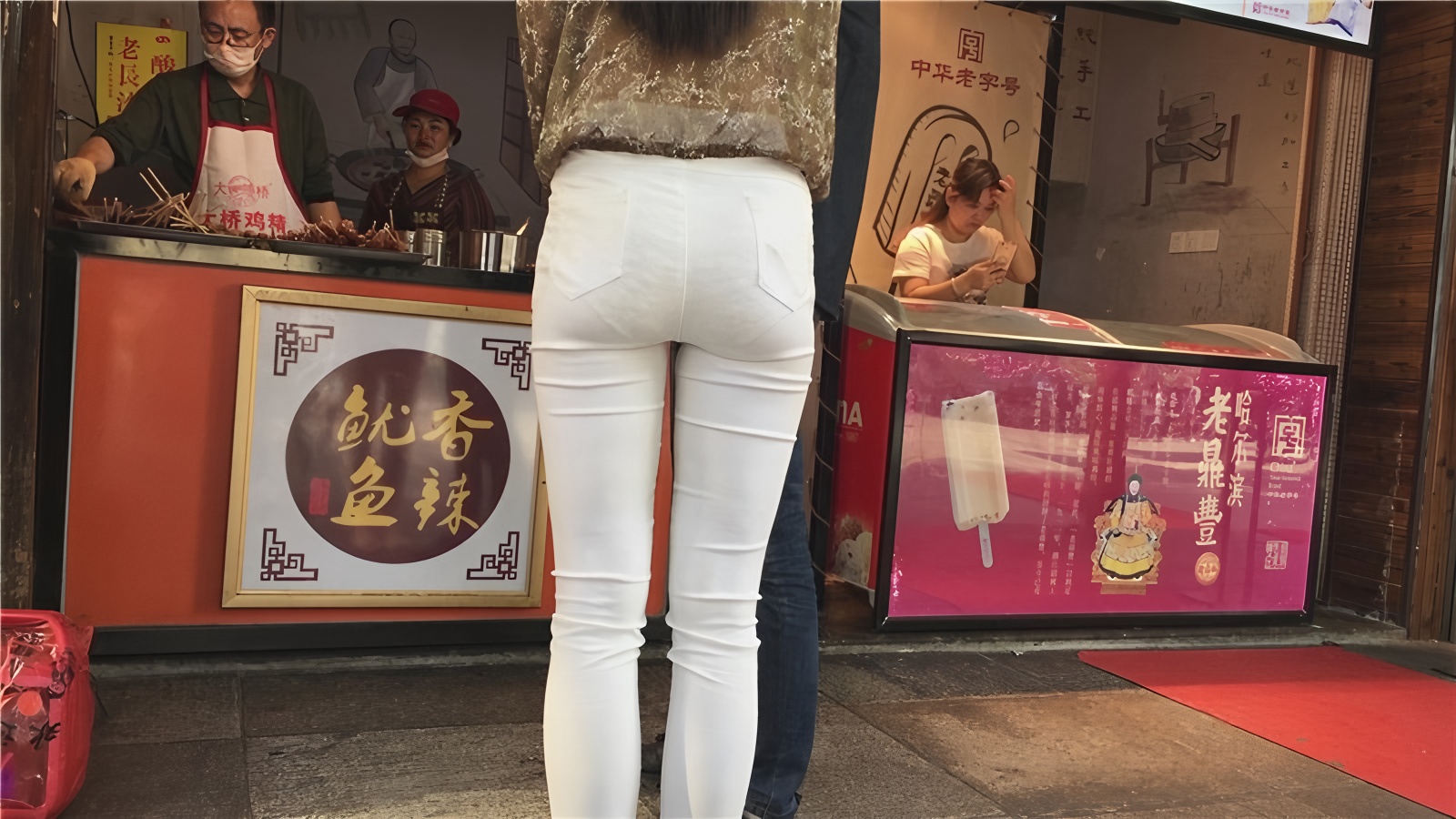 长发白裤美女[494M/MP4]