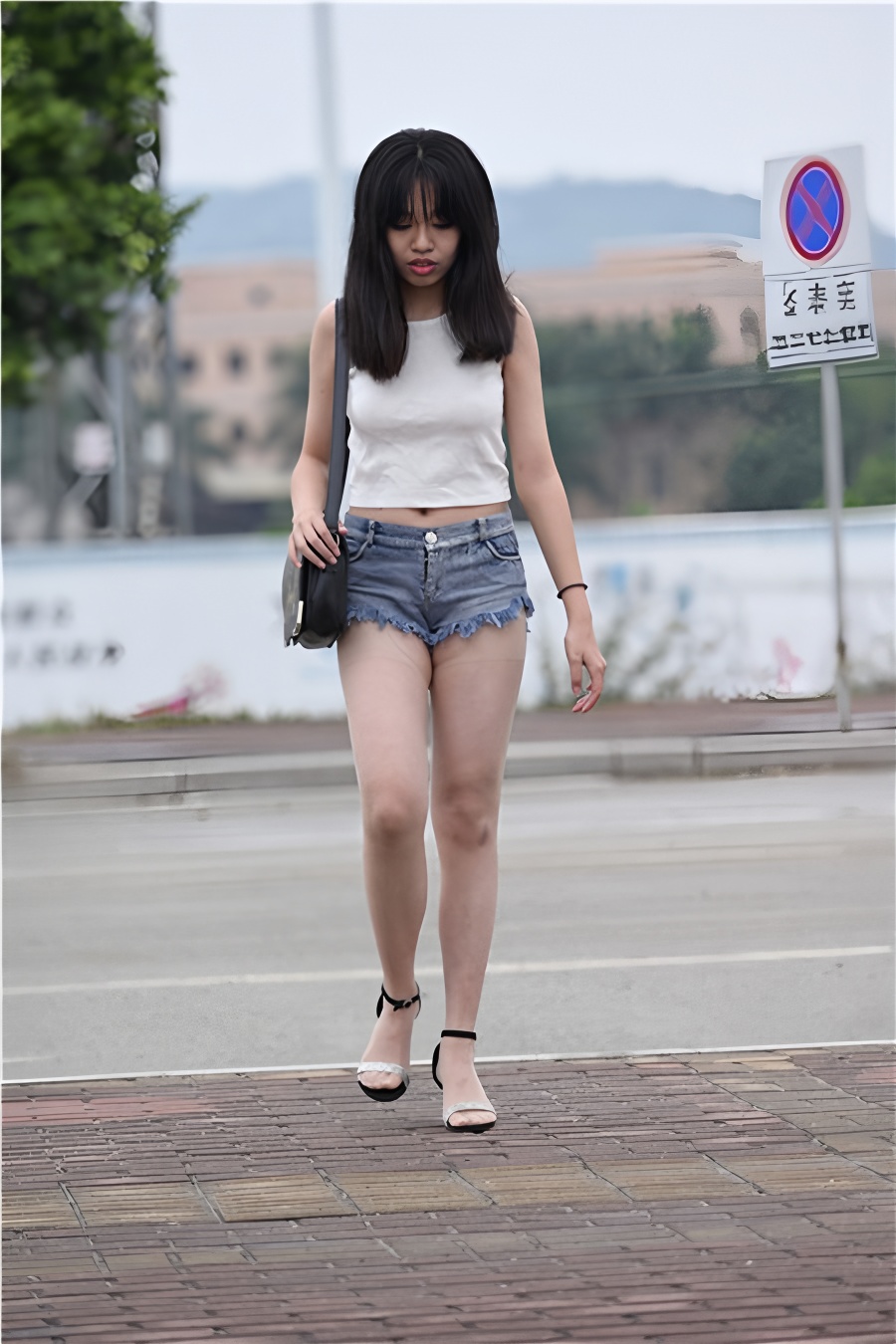 热裤牛仔小姐姐【套图+视频】